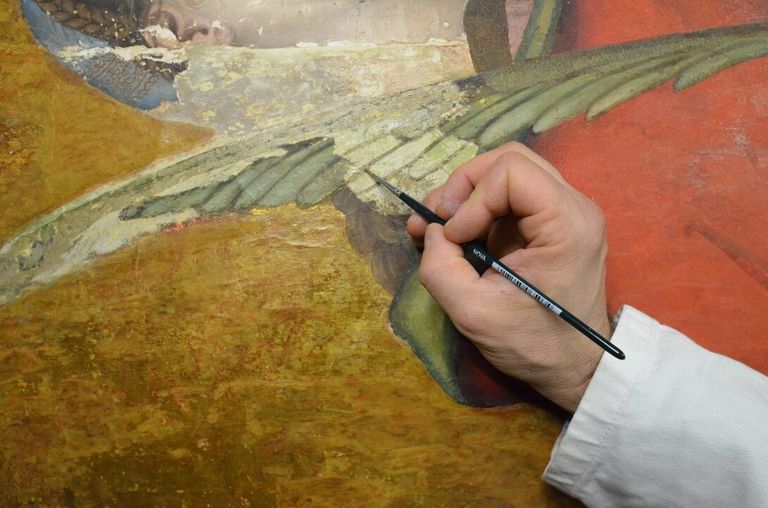 Santa Caterina durante l'intervento di restauro - ritocco pittorico. - ph.: ETRA S.N.C.